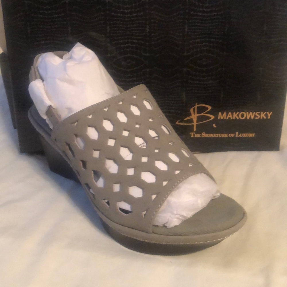B Makowsky wedge sandal